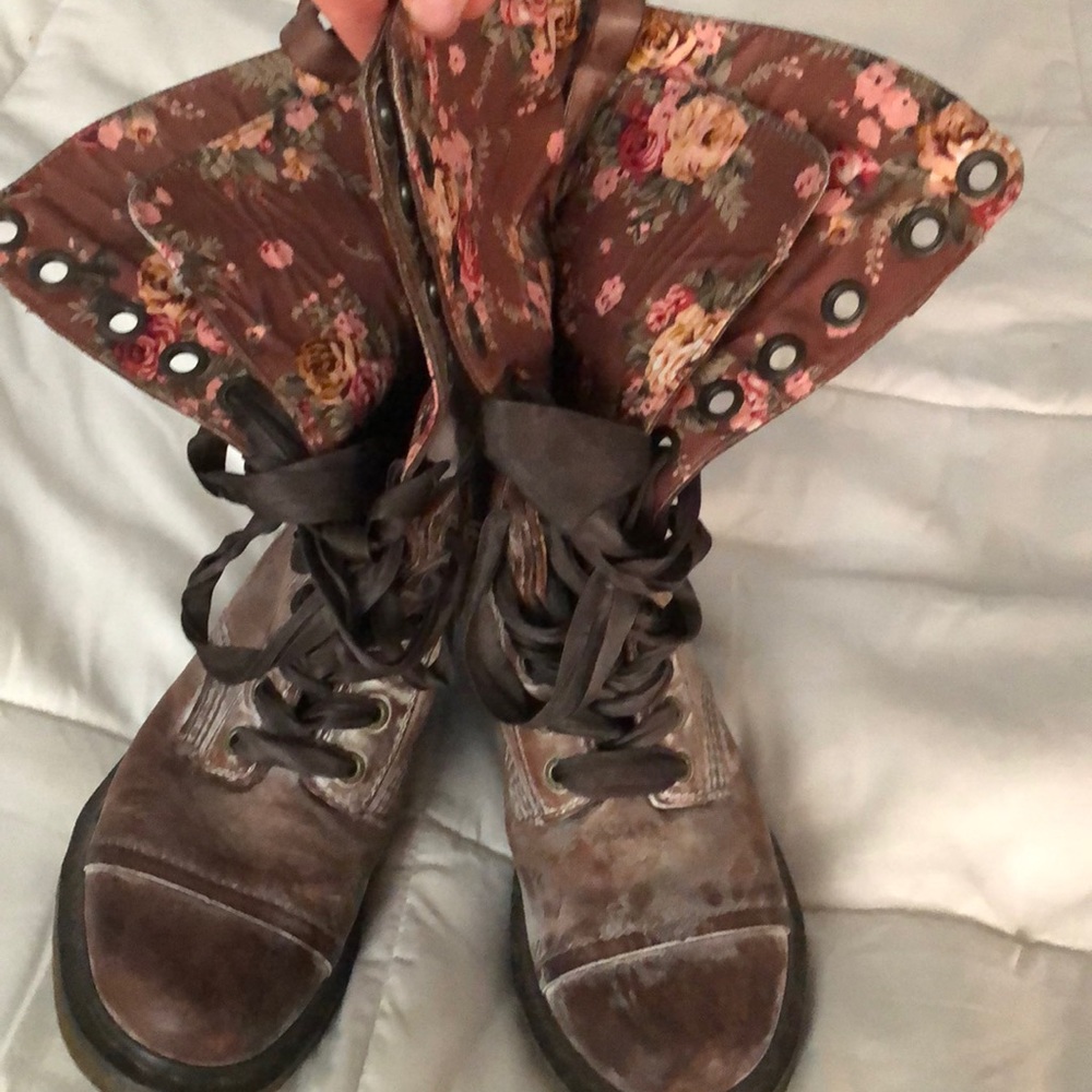 Doc Martens Triumph in brown with floral inside
